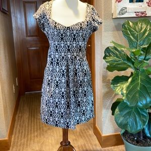 Black and white patterned dress with side zip. Has pockets!!